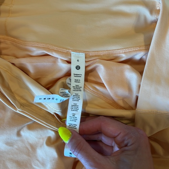 Lululemon Speed Up shorts - sz 6 - Picture 3 of 3